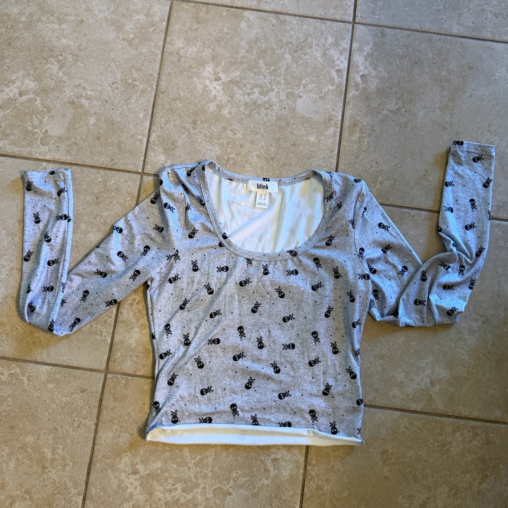 Link Gray Scoop Neck Long Sleeve Top with Black Skull Motif